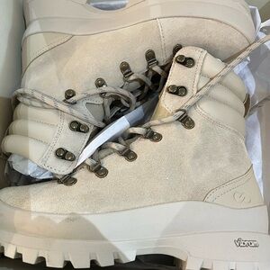 Vibram Women's Cream Boots